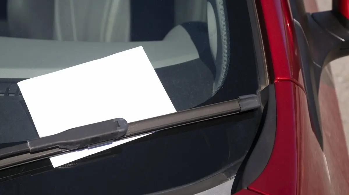 white note left in the windshield of a car